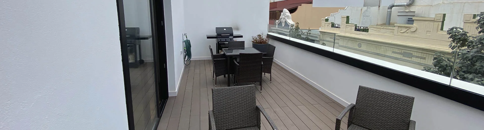 Paisaje montañoso con el Roque Nublo en el centro, rodeado de pinares y cielo despejado. Vista natural icónica de Gran Canaria.