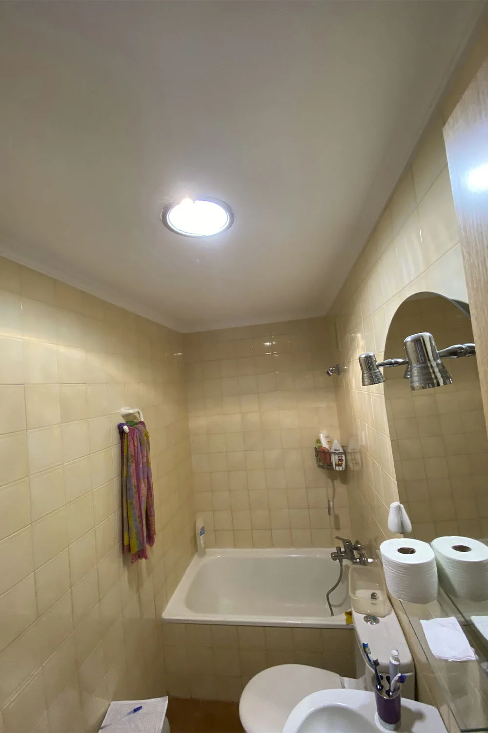 Salón en reforma con pared revestida en piedra decorativa, techo de pladur en proceso y materiales de obra distribuidos por el suelo. Foto propiedad de Vigasa.